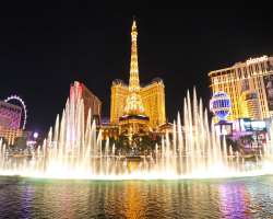 Along with the walk to The Strip visitor can enjoy the very famous fountain show at Bellagio's fountain area without spending a single penny.